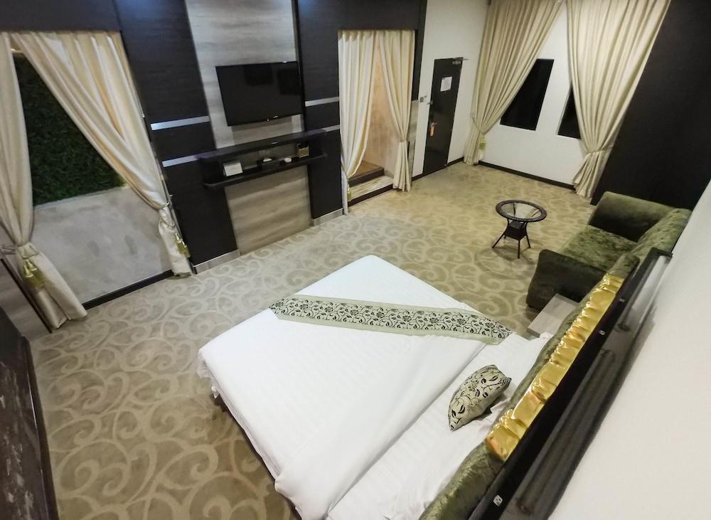 Baguss Hotel And Serviced Apartment Τζόχορ Μπάχρου Εξωτερικό φωτογραφία