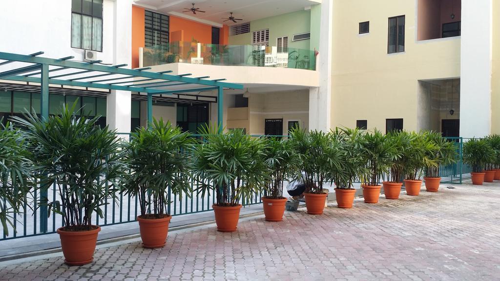 Baguss Hotel And Serviced Apartment Τζόχορ Μπάχρου Εξωτερικό φωτογραφία